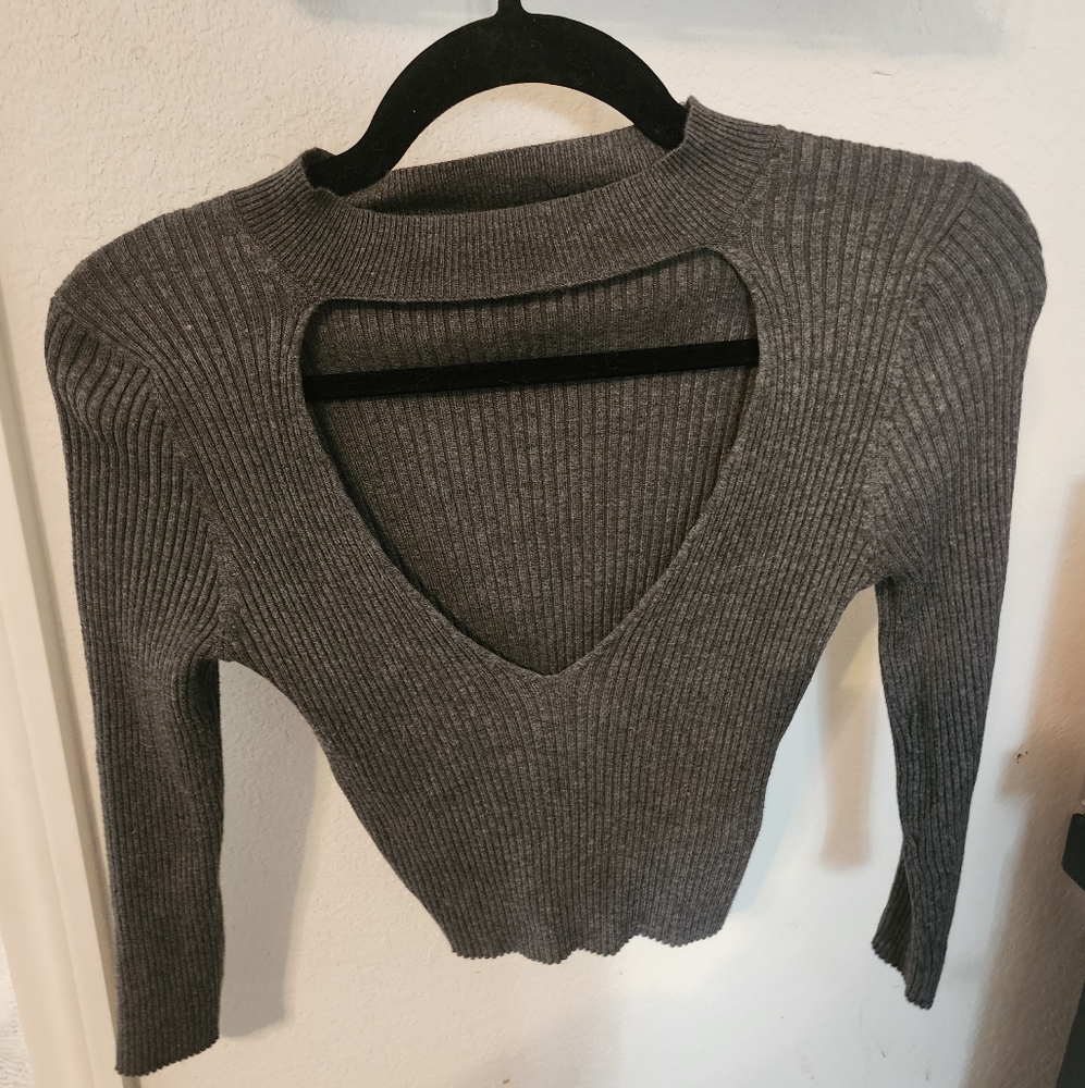 Like New Size M Forever 21 Long Sleeve Crop Top in Grey